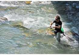Pêche au lancer dans le ruisseau au printemps